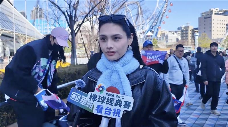 台灣隊投手張奕的妹妹張瑀希，與親友組成「最強應援團」挺進東京，替哥哥、替台灣隊加油應援。（圖／翻攝畫面）