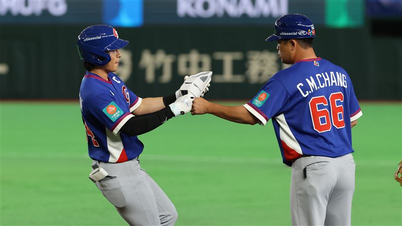 WBC台澳戰，台灣隊右外野手陳傑憲選到保送上壘。（圖／特派記者劉彥池攝影）