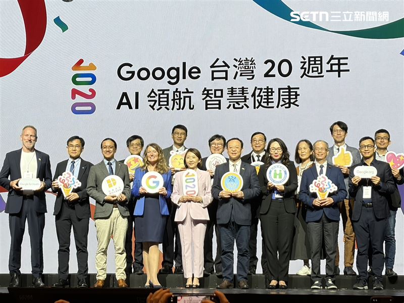 衛福部長石崇良（前排右四）參與「Ｇoogle台灣20周年 AI領航 智慧健康」活動說，2年前與Google合作，健保署委託台北醫學大學團隊在糖尿病共病嚴重分數架構下，結合國衛院專業資源，共同建立具本土代表性的糖尿病風險評估模型。（圖／記者簡浩正攝影）