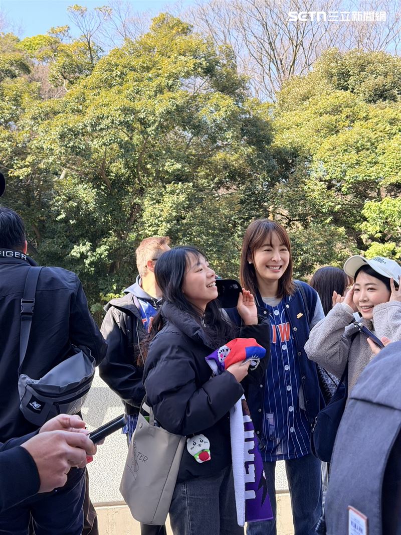 WBC首戰台灣隊澳洲，賈永婕被球迷包圍。（圖／記者陳思妤攝影）