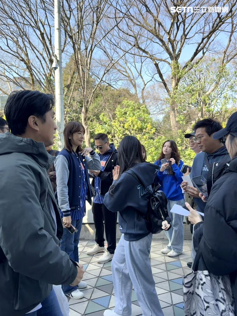 WBC首戰台灣對澳洲，賈永婕被球迷包圍。（圖／記者陳思妤攝影）