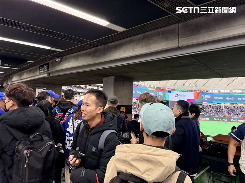 WBC首戰台灣對澳洲，賈永婕被球迷包圍。（圖／記者陳思妤攝影）