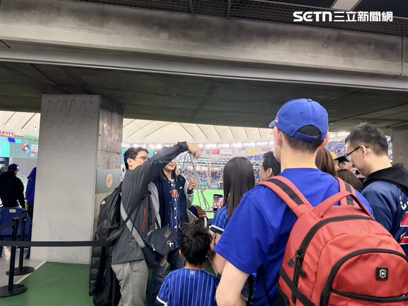 WBC首戰台灣對澳洲，賈永婕被球迷包圍。（圖／記者陳思妤攝影）