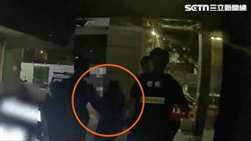 北市黃姓女乘客酒後搭乘計程車拒付車資還攻擊警員遭逮。（圖／翻攝畫面）