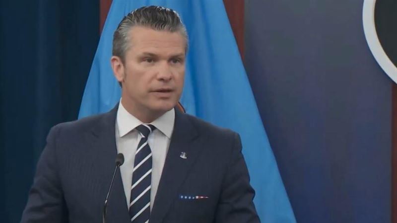 美國國防部長赫格塞斯在記者會表示，伊朗軍艦完全沒有意料到在國際海域會遭受攻擊。（圖／翻攝畫面）