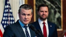 美國國防部長赫格塞斯表示，伊朗軍艦完全沒有意料到在國際海域會遭受攻擊。（圖／翻攝自X平台 @SuppressedNws）