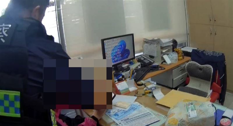 員警逐一檢視對話，發現對方急催要先匯款，明顯是詐騙套路。(圖／翻攝畫面)