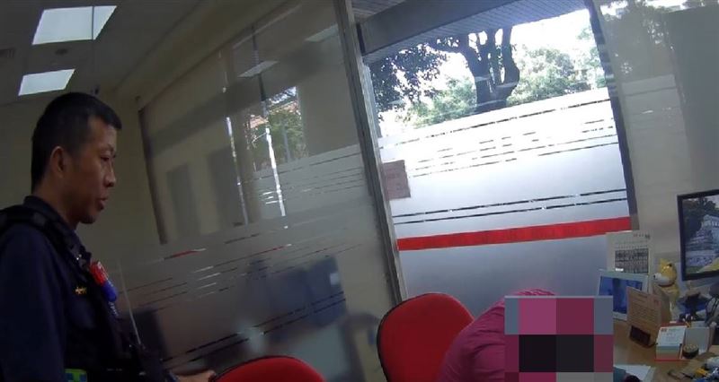 台中一名女子誤信網友推薦的古董投資，到銀行準備匯出300萬時遭機警行員阻止。(圖／翻攝畫面)