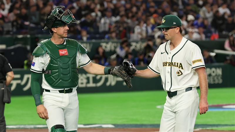 WBC台澳戰，澳洲隊先發投手威爾斯（Alex Wells）和捕手擊掌。（圖／特派記者劉彥池攝影）