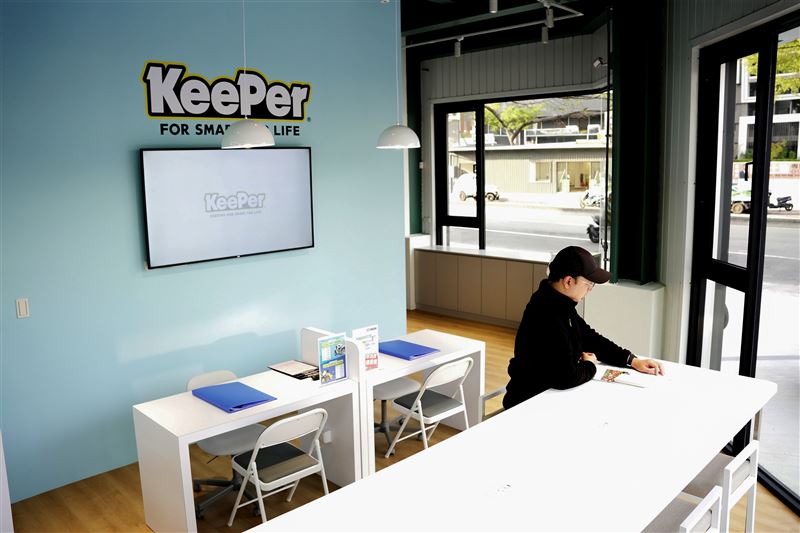 南屯店延續品牌一貫的大面落地窗與淡藍色休息區設計。（圖／KeePer提供）