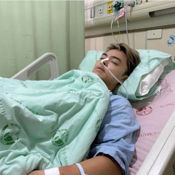 儘管術後劇痛難耐，為鼓勵父親積極復健，海產依然努力完成呼吸訓練。（圖／年代提供）