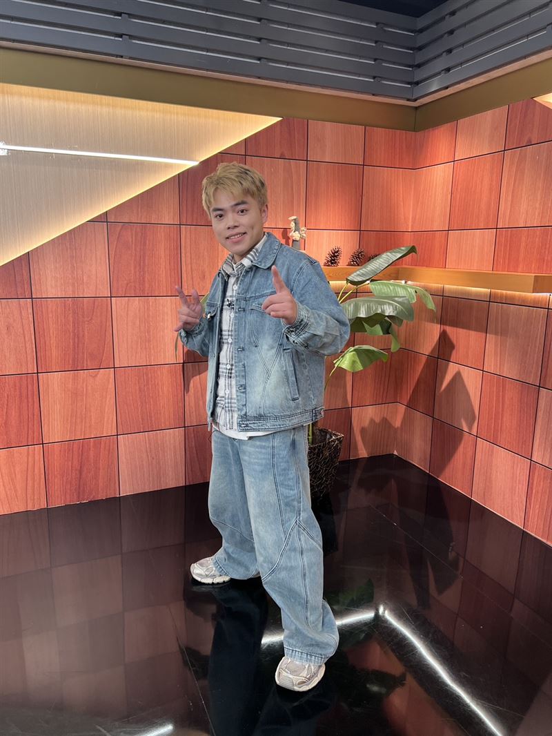 藝人海產（劉威廷）分享捐肝救父的背後故事。（圖／年代提供）