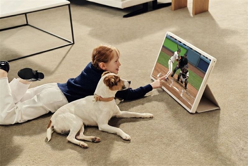 LG StanbyME 2閨蜜機第二代「可移動、可平放、可肩背」，讓觀賽不再被固定位置限制。（圖／品牌業者提供）