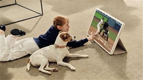 LG StanbyME 2閨蜜機第二代「可移動、可平放、可肩背」，讓觀賽不再被固定位置限制。（圖／品牌業者提供）