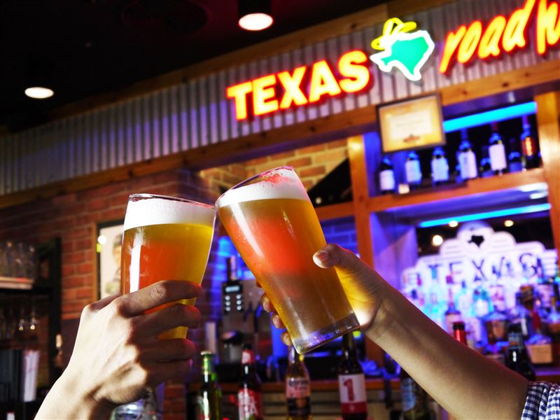Texas Roadhouse推出全天候指定生啤酒第二杯半價優惠。(圖／Texas Roadhouse提供）