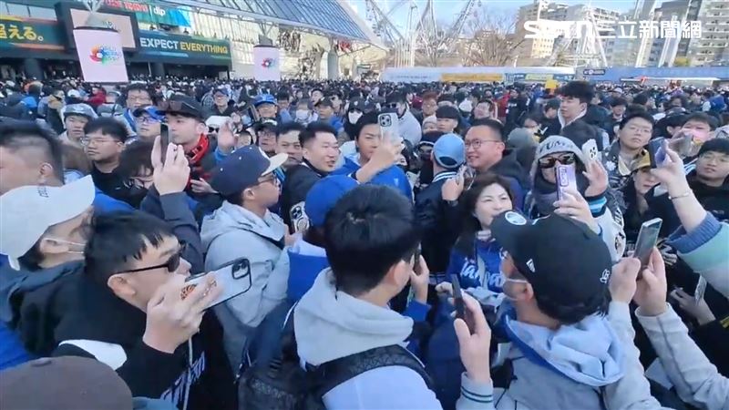 東京巨蛋場內外擠滿台灣球迷，幾乎人人穿著「TEAM TAIWAN」帽T。（圖／翻攝畫面）