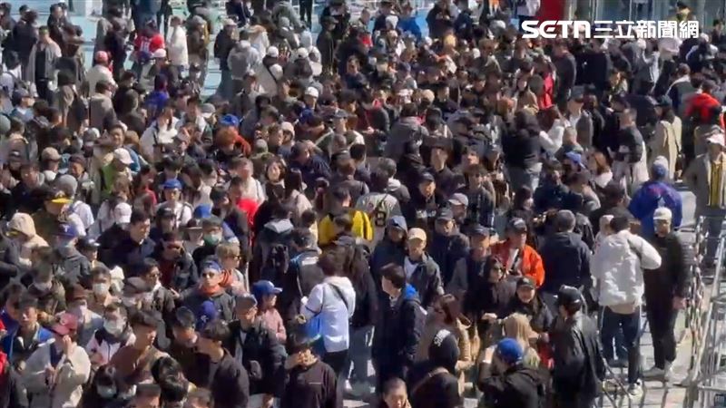 東京巨蛋一早湧入台灣球迷，日媒驚訝：以為不在日本。（圖／翻攝畫面）