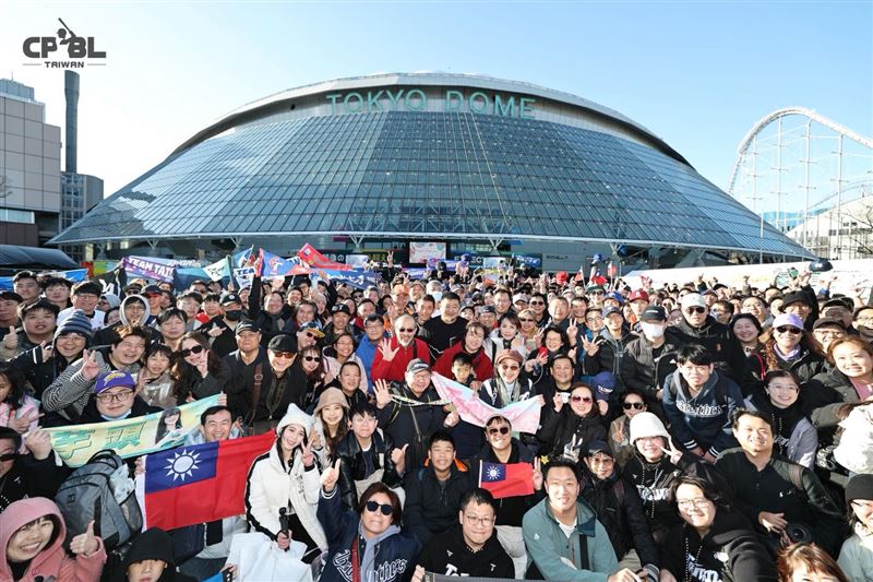 中華職棒PO照，嗨喊「全東京台灣人密度最高的地方」。（圖／翻攝自中華職棒臉書）