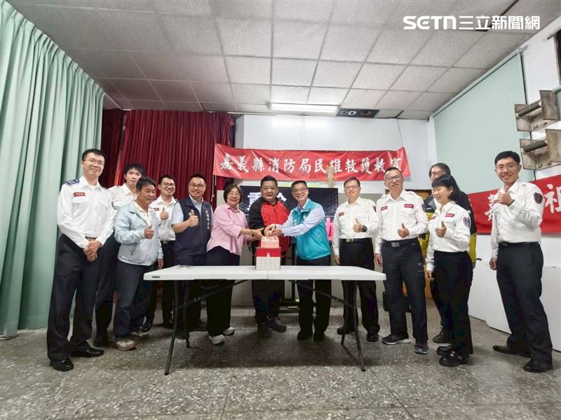 劉男昨日與鄉長林于玲前往消防分隊親自致謝救命恩人，並一同享用蛋糕，意味重生。（圖／翻攝畫面）