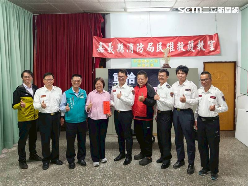 鄉長頒發加菜金，感謝消防同仁。（圖／翻攝畫面）