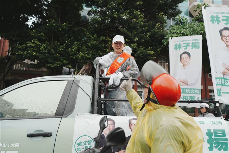 林子揚雨中獨自車掃,謝長廷現身勉勵「要加油!大家都在看」