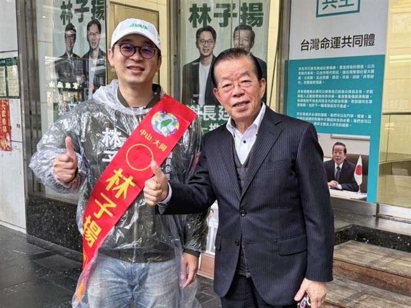 林子揚雨中獨自車掃,謝長廷現身勉勵「要加油!大家都在看」