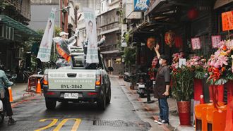 林子揚雨中獨自車掃　謝長廷現身勉勵「要加油！大家都在看」（業配勿用）