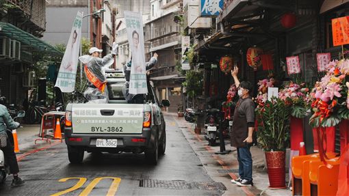 林子揚雨中獨自車掃　謝長廷現身勉勵