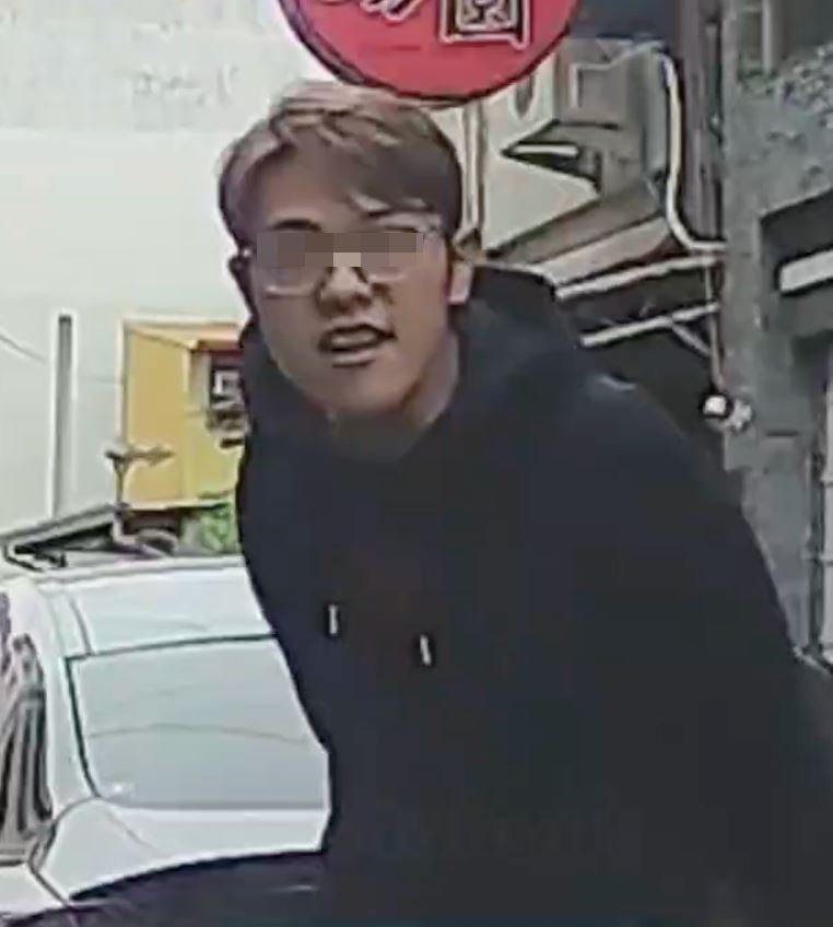 賓士車駕駛對著後車大罵髒話三字經。(圖/翻攝畫面)