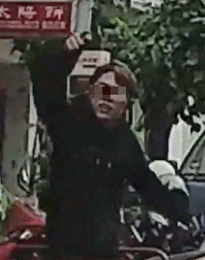 賓士駕駛衝到後車前方出言大罵。(圖/翻攝畫面)