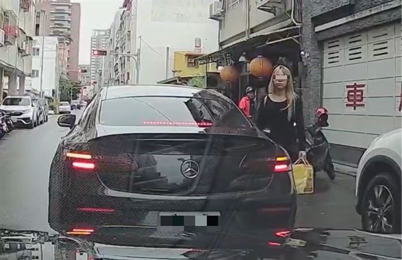 副駕駛座女子上車前惡狠狠怒瞪後車。(圖/翻攝畫面)