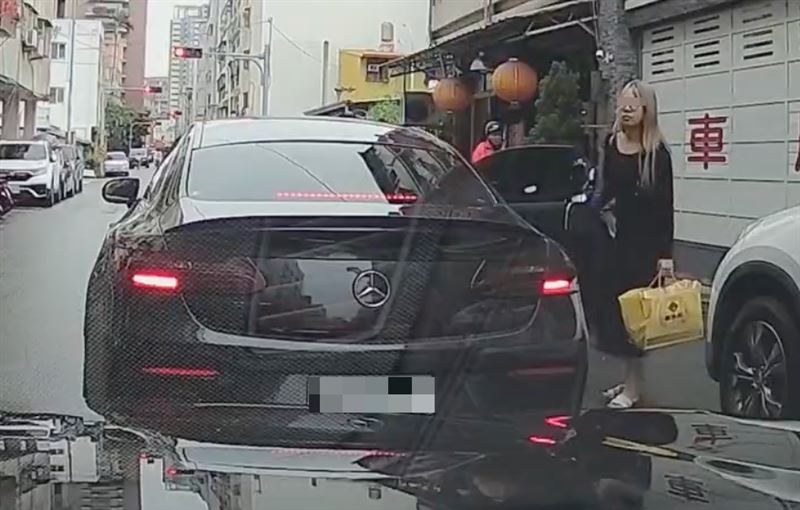 女子上車前還不耐煩的怒瞪後車，相當囂張。（圖／翻攝畫面）