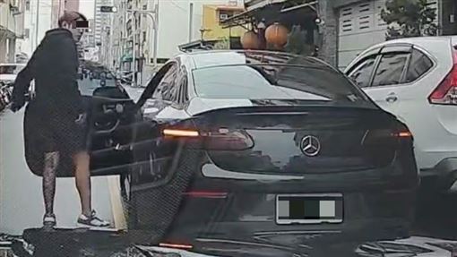 違停遭按喇叭反飆三字經！賓士猴嘴臉曝光