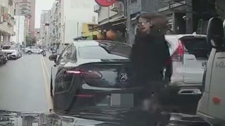 賓士車違規併排臨停在道路上。(圖/翻攝畫面)