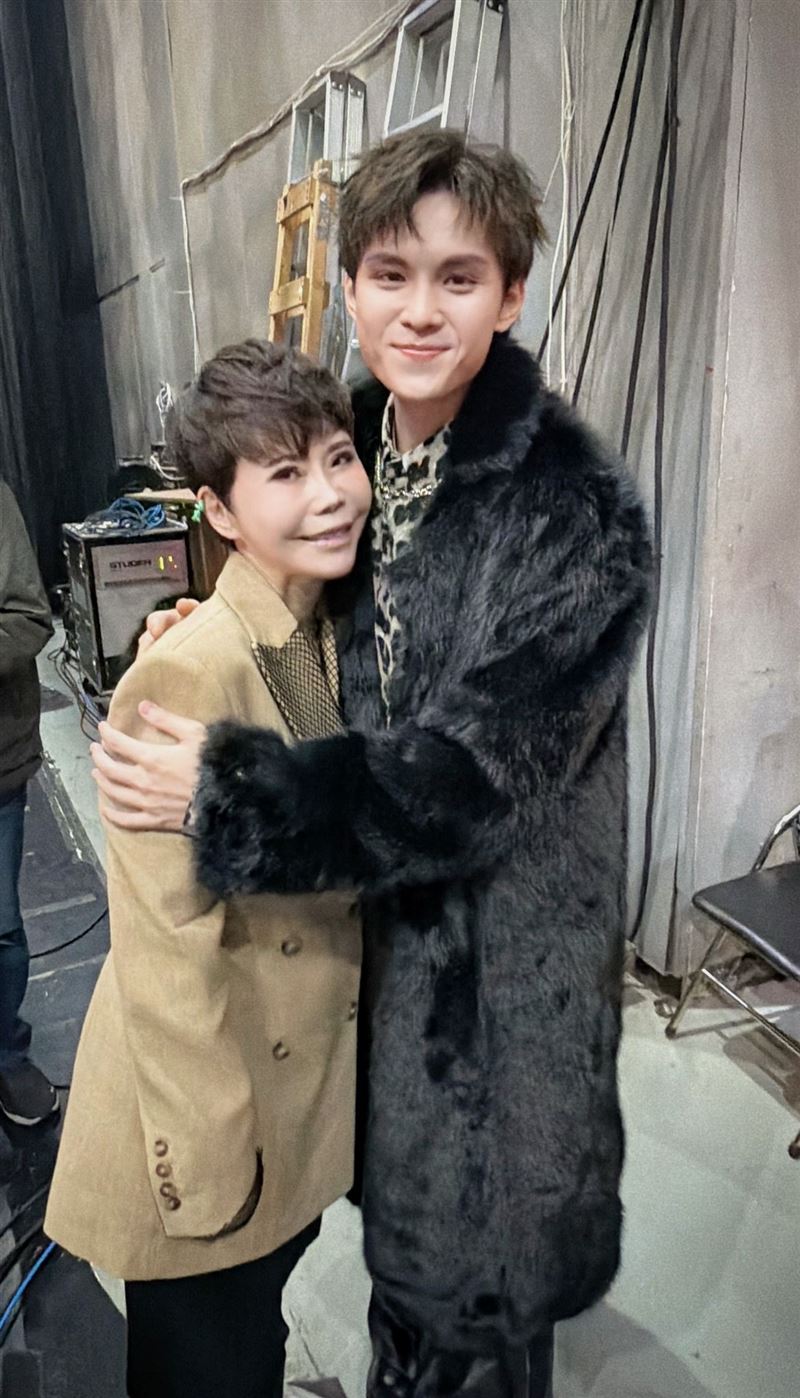 鄺澤東生日剛好遇到錄影，詹雅雯開心送上抱抱祝福。（圖／天元娛樂 提供）