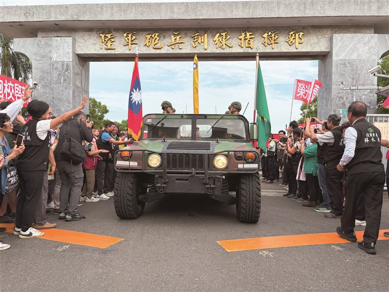 陸軍砲兵訓練指揮部永康校區最後一批搬遷作業，熱情的民眾夾道歡送，表達祝福與謝意。（圖／臺南市永康區公所、地政局提供）
