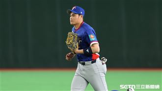 WBC台澳戰，台灣隊外野手宋晟睿展現精彩美技。（圖／特派記者劉彥池攝影）