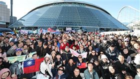 眾多台灣人在東京巨蛋前齊聲吶喊「前進邁阿密，Team Taiwan」。（圖／翻攝自CPBL 中華職棒臉書）