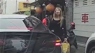 違停被按喇叭！金髮妹怒瞪後車7秒超囂張