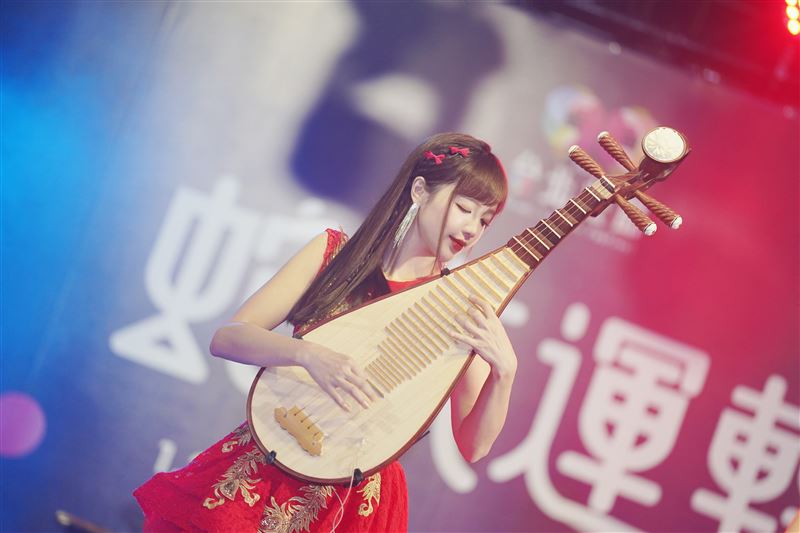 丘涵苦練二十年琵琶 。(圖／麥卡貝網路電視提供)