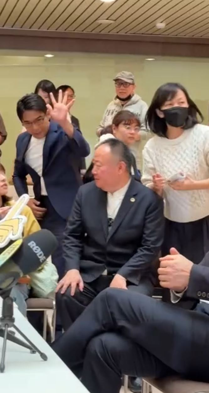 陳子強打太極回答，之後與柯叔元「調虎離山」離開現場。（圖／記者趙于瑩攝影）