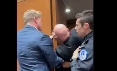 美國參議院當地時間5日舉行一場軍事聽證會時，一名反對「伊朗戰爭」的抗議男子突然在場內嗆聲拒絕戰爭並激烈拒捕。（圖／翻攝自X平台Alan He帳號）