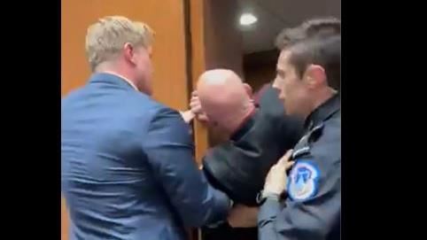 衝突影曝！美參議員親自動手硬拖退伍軍人