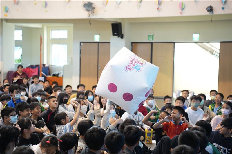 「Team Girls! 挺女孩生理教育巡迴講座」引導小朋友勇敢面對青春期的身體變化，學習無拘無束、勇敢接住青春期，在互動中建立自信與正確的月經知識，無所畏懼迎向成長。（圖／主辦單位提供）