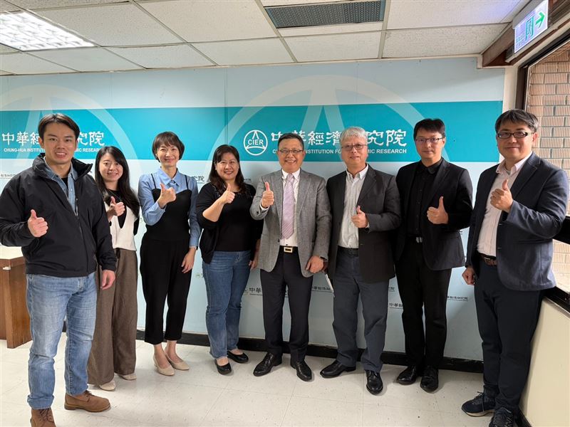 台灣連鎖加盟促進協會攜手中經院，啟動「經濟日不落國」戰略！針對ESG永續、AI數位轉型及海外布局提供專業支援。藉由2026世界年會在台契機，協助台灣品牌走向國際，打造全球「台灣城」。（圖／台灣連鎖加盟促進協會提供）