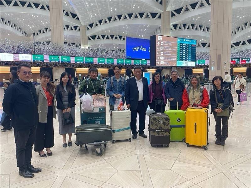 我國駐沙烏地阿拉伯代表張治平（右五）偕同仁赴利雅德機場迎接旅卡達國人。（圖／外交部提供）