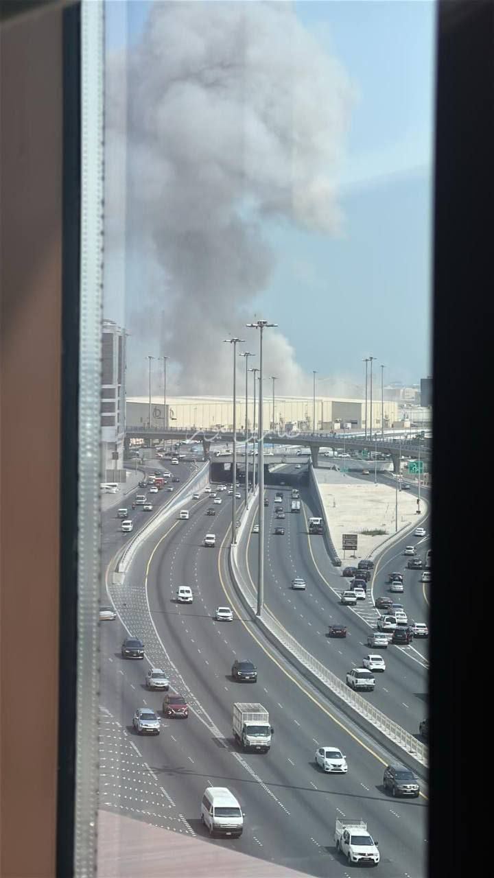 伊朗於2月28日遭到美以聯合轟炸，立刻對波斯灣國家的美軍基地發動報復打擊。圖為第五艦隊在巴林的基地遇襲後冒出濃煙。（圖／翻攝自X平台 @Kolbarnews_En）