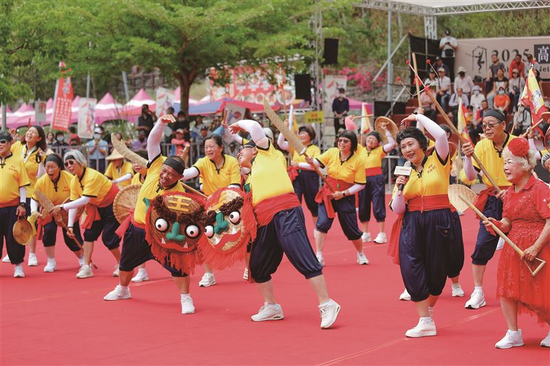 關廟東勢社區旺來寶貝隊以女性為主力推動宋江陣，在2025年全國創意宋江陣頭大賽一鳴驚人。（圖／關廟東勢社區發展協會、漁光女子棒球隊提供）