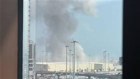 伊朗於2月28日遭到美以聯合轟炸，立刻對波斯灣國家的美軍基地發動報復打擊。圖為第五艦隊在巴林的基地遇襲後冒出濃煙。（圖／翻攝自X平台 @Kolbarnews_En）