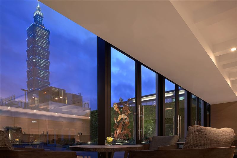 台北艾麗酒店6樓The Terrace大廳酒吧，坐擁空中花園與台北101景觀視野，是信義區高空微醺場域之一。（圖／飯店旅宿業者提供）